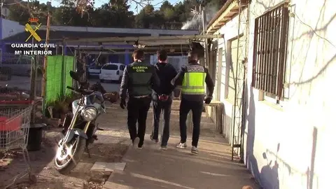 Registro de la Guardia Civil en la operaci&oacute;n Urofort contra la trata para explotaci&oacute;n laboral