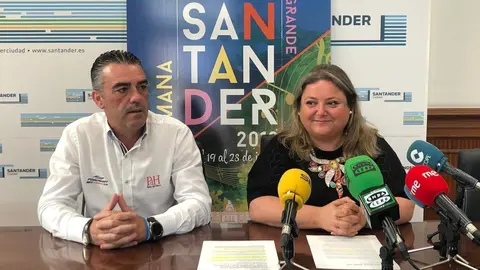 El coordinador de eventos del Ayuntamiento de Santander, Javier Gallego, y la concejal de Dinamizaci&oacute;n Social, Lorena Guti&eacute;rrez