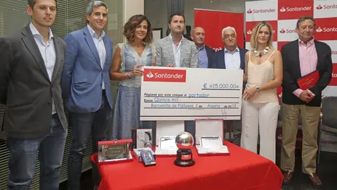 Autoridades, organizadores y promotores del XXIII Trofeo de bolos del Banco Santander (Trofeo Campeones Santander)