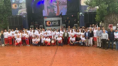 Foto de grupo de la Feria de la Sidra de Escalante, publicada en el Tiwtter de Miguel &Aacute;ngel Revilla, en la que aparecen, adem&aacute;s del presidente y otras personas, el agresor y v&iacute;ctima del caso de violencia de g&eacute;nero en la localidad c&aacute;ntabra