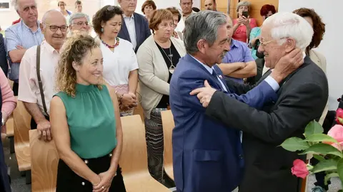 Revilla con el Padre Angel en el acto conmemorativo del d&eacute;cimo aniversario de la residencia de mayores Madernia de Mensajeros de la Paz