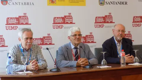           Juan Eslava Gal&aacute;n (dcha) y Antonio P&eacute;rez Henares (izda) en la UIMP en 2018