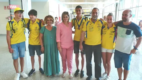 La alcaldesa de Camargo, Esther Bolado, felicita a Joaqu&iacute;n Pardo, medalla de bronce en el Campeonato de Espa&ntilde;a Infantil de Nataci&oacute;n