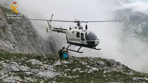 Nota De Prensa La Guardia Civil Rescata A Dos Monta&ntilde;eros Enriscados En Picos De Europa