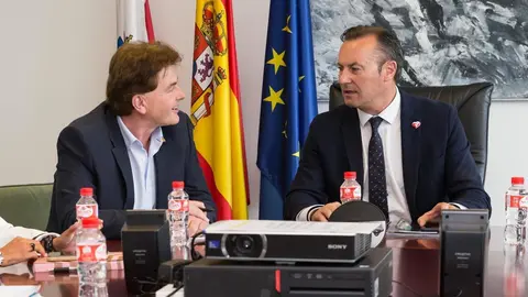 El diputado del PP y portavoz del partido en materia de Ganader&iacute;a, Pedro G&oacute;mez, se re&uacute;ne con el consejero de Desarrollo Rural, Ganader&iacute;a, Pesca, Alimentaci&oacute;n y Medio Ambiente, Guillermo Blanco