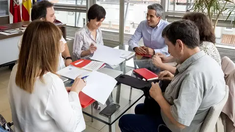 El vicepresidente y consejero de Universidades, Igualdad, Cultura y Deporte, Pablo Zuloaga, se re&uacute;ne con representantes de la Coordinadora C&aacute;ntabra de ONGD