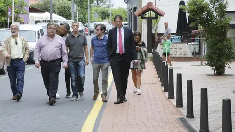 El consejero  de Obras P&uacute;blicas, Ordenaci&oacute;n del Territorio y Urbanismo, Jos&eacute; Luis Gochicoa, ha visitado las obras de regeneraci&oacute;n del casco urbano de Noja, en compa&ntilde;&iacute;a, entre otros, del alcalde, Miguel &Aacute;ngel Ruiz Lav&iacute;n