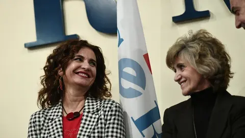 La ministra de Hacienda, Mar&iacute;a Jes&uacute;s Montero, sonr&iacute;e al expresidente del Gobierno, Jos&eacute; Luis Rodr&iacute;guez Zapatero, ante la atenta mirada de la ministra de Sanidad, Mar&iacute;a Luisa Carcedo, durante el acto de entrega de los Premios CERMI.es 2018, en la sede del 