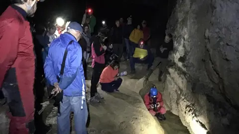 Pr&aacute;ctica de fotograf&iacute;a subterr&aacute;nea en la cueva de Cullalvera