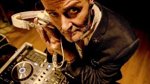 Fernandisco pinchar&aacute; en el restaurante El Muello del Centro Bot&iacute;n