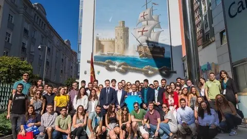Revilla recibe a una representaci&oacute;n de la red nacional de estudiantes Erasmus