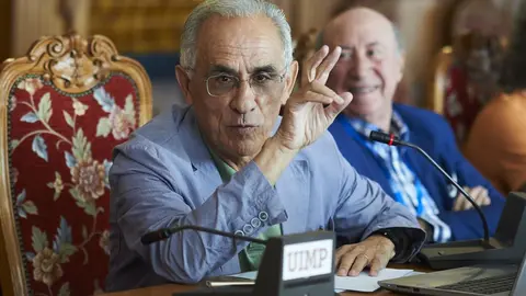 Xerardo Est&eacute;vez, exalcalde de Santiago de Compostela, y Peridis (Jos&eacute; Mar&iacute;a P&eacute;rez), arquitecto, dibujante y escritor en el encuentro El Patrimonio Cultural: problemas, soluciones, expectativas