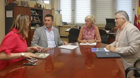 La consejera de Educaci&oacute;n, FP y Turismo, Marina Lomb&oacute;, con representantews del Colegio Oficial de Psic&oacute;logos