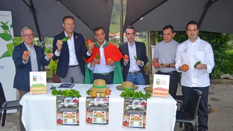 El consejero de Desarrollo Rural, Ganader&iacute;a, Pesca, Alimentaci&oacute;n y Medio Ambiente, Guillermo Blanco, presenta la Cofrad&iacute;a del Tomate y el Pimiento de Ampuero