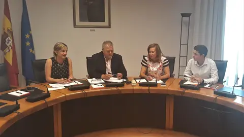 Reuni&oacute;n de la mesa del Parlamento de Cantabria