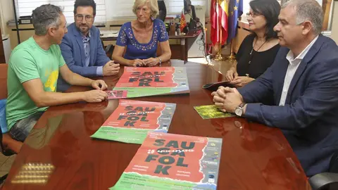 La consejera y directora de Turismo, Marina Lomb&oacute; y Eva Bartolom&eacute;, con alcalde de Colindres, Javier Incera, y organizadores del Sauga Folk