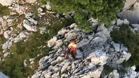 El helic&oacute;ptero del Gobierno rescata a una mujer enriscada en el monte Candina, en Liendo