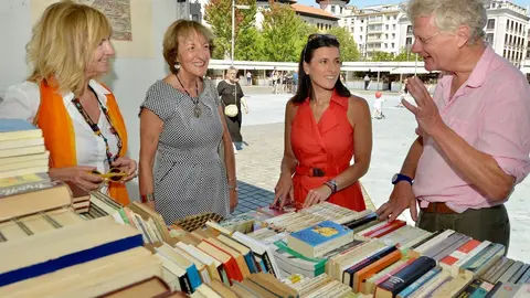 La alcaldesa de Santander, Gema Igual, y la directora general de Cultura del Gobierno regional, Eva Ranea, y la concejal de Cultura, Mar&iacute;a Luisa Sanju&aacute;n, en la inauguraci&oacute;n de la Feria del Libro Viejo de Santander