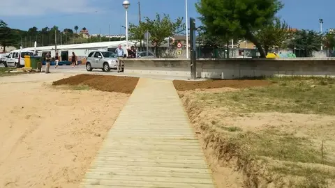 Nueva pasarela de acceso a la playa de La Riberuca, en Suances