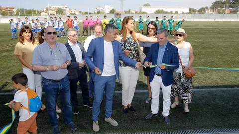 El vicepresidente del Gobierno regional y consejero de Deporte, Pablo Zuloaga, en la inauguraci&oacute;n de las nuevas gradas del campo de f&uacute;tbol de Soto de la Marina (Santa Cruz de Bezana)