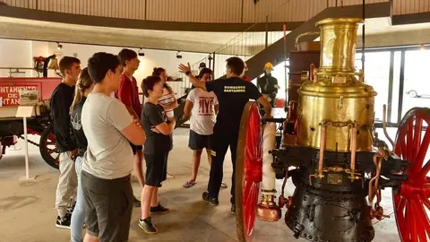 Usuarios de la Fundaci&oacute;n CUIN visitan la muestra sobre la explosi&oacute;n del vapor 'Cabo Machichacho' en el Museo de Bomberos de Santander