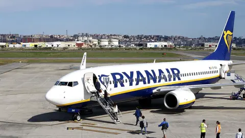 Avi&oacute;n Ryanair en el aeropuerto Seve Ballesteros de Santander