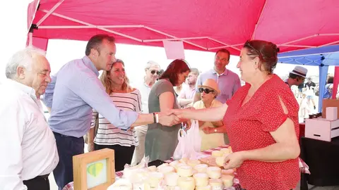 El consejero de Desarrollo Rural, Ganader&iacute;a, Pesca, Alimentaci&oacute;n y Medio Ambiente, Guillermo Blanco, en la Feria Artesanal y Ecol&oacute;gica de Suances