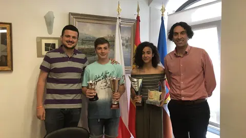 El alcalde de Astillero, Javier Fern&aacute;ndez Sober&oacute;n (Cs), y el concejal de Deportes, Alejandro Hoz, con los j&oacute;venes jugadores de bolos Carlota del Castillo y N&eacute;stor V&iacute;ar