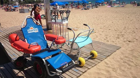 Servicio de ba&ntilde;o adaptado en la playa de Tregand&iacute;n, en Noja