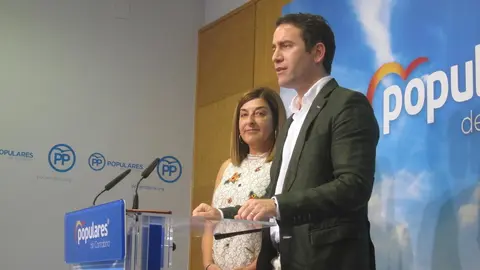 La presidenta del PP de Cantabria, Mar&iacute;a Jos&eacute; S&aacute;enz de Buruaga, y el secretario general del PP nacional, Teodoro Garc&iacute;a Egea