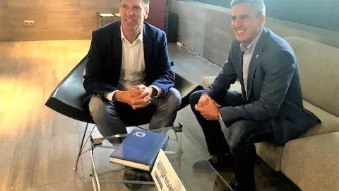 El presidente de CEOE-Cepyme, Enrique Conde, y el vicepresidente y  portavoz del Gobierno de Cantabria y consejero de Universidades, Igualdad, Cultura y Deporte, Pablo Zuloaga, en la reuni&oacute;n