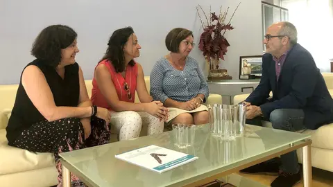 El consejero de Sanidad se re&uacute;ne con la alcaldesa de Laredo