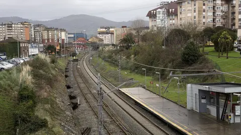 V&iacute;as de tren de Renfe a cubrir, a su paso por el centro urbano de Camargo