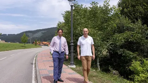 El consejero de Obras P&uacute;blicas, Ordenaci&oacute;n del Territorio y Urbanismo del Gobierno de Cantabria, Jos&eacute; Luis Gochicoa, y el alcalde de Puente Viesgo, &Oacute;scar Villegas