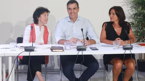 La ministra de Educaci&oacute;n y Formaci&oacute;n Profesional en funciones, Isabel Cela&aacute;; el secretario general del PSOE y presidente del Gobierno en funciones, Pedro S&aacute;nchez; y la secretaria de Educaci&oacute;n y Universidades del PSOE, M&ordf; Luz Mart&iacute;nez Seijo, durante su reu