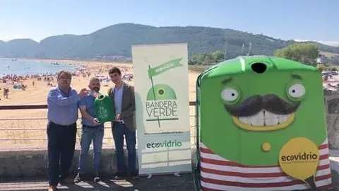 Miguel &Aacute;ngel Ruiz, alcalde de Noja; Javier Mart&iacute;n, concejal de Medio Ambiente y Carlos del Corte, t&eacute;cnico de gerencia de Ecovidrio