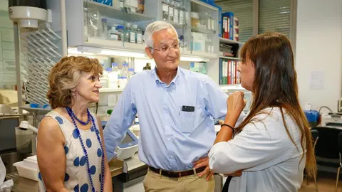 La ministra de Sanidad en funciones, Mar&iacute;a Luisa Carcedo (1i) y el director del Centro de Investigaci&oacute;n del C&aacute;ncer en la Universidad de Salamanca,  Eugenio Santos (2i), hablan con una de las investigadoras del Centro de Investigaci&oacute;n del C&aacute;ncer en la Univ