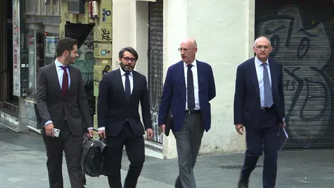 El secretario general de la RFEF (Real Federaci&oacute;n Espa&ntilde;ola de F&uacute;tbol) , Andreu Camps (1d) y el abogado de la RFEF, Tomas Gonz&aacute;lez Cueto (2d), a su llegada al Juzgado de lo Mercantil n&uacute;mero dos de Madrid donde se celebra la vista de medidas cautelares soli