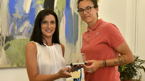 La alcaldesa de Santander, Gema Igual, recibe a la jugadora de baloncesto Laura Nicholls