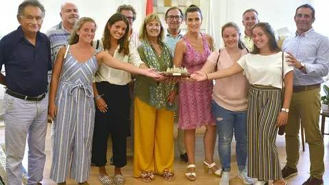 La alcaldesa de Santander, Gema Igual, recibe las jugadoras del Sardinero Hockey Club