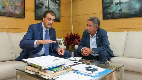 Revilla con el alcalde de Alfoz de Lloredo