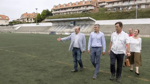 Zuloaga en el campo de f&uacute;tbol de San Vicente de la Barquera