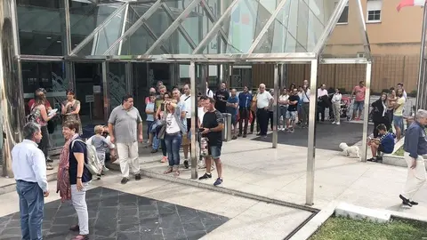 Revilla recibe a las puertas del Gobierno a c&aacute;ntabros y turistas que desean saludarle y conocerle