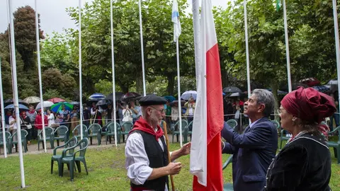 Miguel &Aacute;ngel Revilla iza la bandera de Cantabria en el D&iacute;a de la Comunidad en Cabez&oacute;n de la Sal