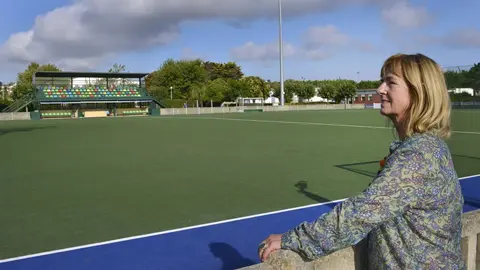 Mar&iacute;a Luisa Sanju&aacute;n, concejala de Deportes de Santander, visita el campo de hockey