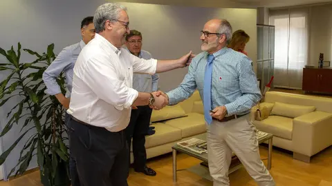 El presidente del Colegio de M&eacute;dicos saluda al consejero de Sanidad