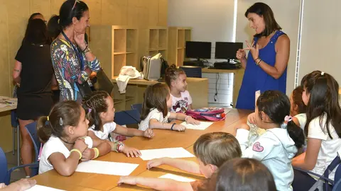 La alcaldesa Gema Igual visita un campus de verano en el centro c&iacute;vico del R&iacute;o de la Pila