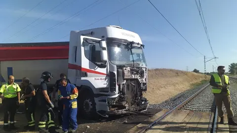 Estado del cami&oacute;n tras su colisi&oacute;n en Husillos (Palencia) con un tren Alvia, sin que se produjeran desgracias personales.