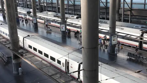 Vista de trenes en la estaci&oacute;n de tren Puerta de Atocha de Madrid durante la primera de las cuatro jornadas de paros parciales de Renfe a los que el sindicato CGT ha convocado a los trabajadores de la compa&ntilde;&iacute;a, que coincide con uno de los principales d&iacute;as