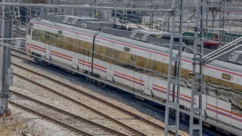 Un tren de renfe en los andenes de la estaci&oacute;n de Puerta de Atocha durante el paro de 24 horas convocado por el sindicato CCOO en el grupo Renfe que ha obligado a la operadora ferroviaria a suspender la circulaci&oacute;n de 320 trenes de pasajeros de los 990 pr